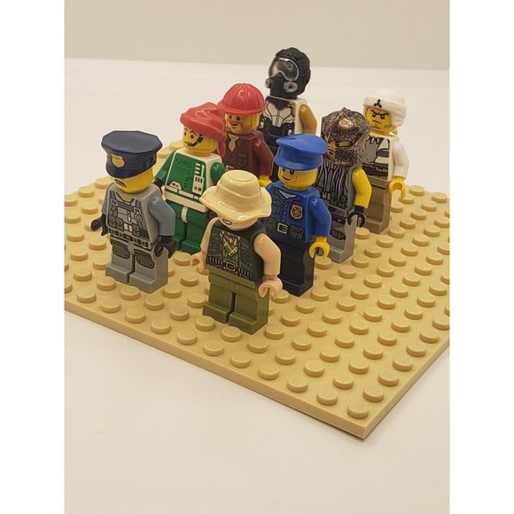 LEGO Minifigure Mixed Lot of 8 and Head Gear C0476 - Picture 2 of 9